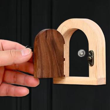 Imagem de Runspich Capa de olho mágico de porta vintage - Moldura de madeira com ferragens de metal, design arqueado, capa de visualização de privacidade para portas de casa e apartamento