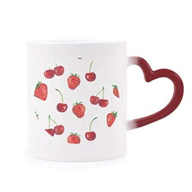 Imagem de Caneca de morango vermelha com estampa de ilustração de frutas vermelhas sensível ao calor