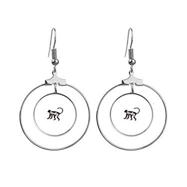 Imagem de Brincos de macaco preto e branco com argola pendurada, joia circular