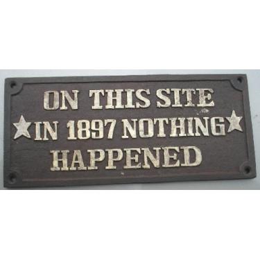 Imagem de Placa de jardim em ferro fundido On This Site in 1897 Nothing Happened