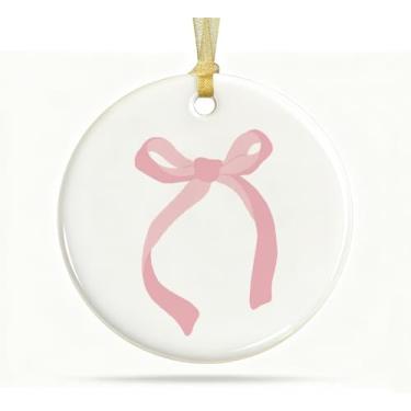 Imagem de QIYUHOY Sinal de lembrança de enfeite de cerâmica de árvore de Natal com laço rosa, enfeites de decoração de coquete, decorações de aniversário de lembrança de cerâmica redonda com laço rosa
