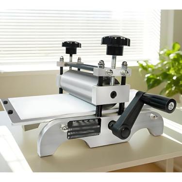 Imagem de Prensa de gravura manual leve de 4,7 kg, máquina de gravura de mesa com estrutura de aço e rolo resistente à ferrugem para arte em papel, xilogravura e cobre.