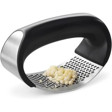 Imagem de Espremedor e Amassador de Alho Manual em Aço Inoxidável com Alça Ergonômica em ABS, Fácil Limpeza e Alta Durabilidade para o seu dia a dia