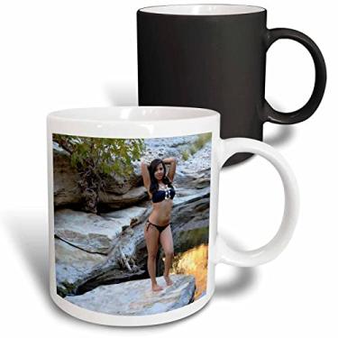Imagem de 3dRose Caneca jovem hispânica com biquíni perto de um riacho, 325 ml, preto/branco