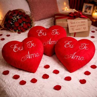 Imagem de Kit 03 Almofadas De Coração Pelúcia Bordada Enchimento Fibra Silicone 