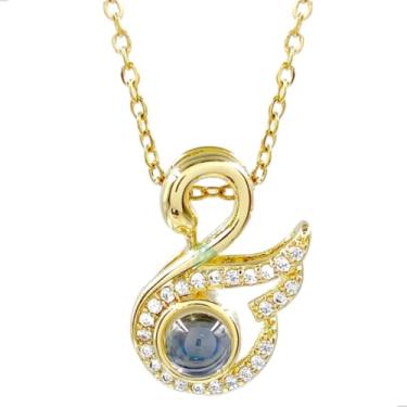 Imagem de COLAR COM PINGENTE EU TE AMO EM 100 IDIOMAS DIFERENTES - JROMERO ARTIGOS® COR:DOURADO CISNE