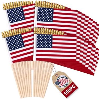 Imagem de Pacote com 100 bandeiras americanas pequenas, 10 x 15 cm, mini bandeiras de madeira com topo de lança, decoração do Dia da Independência de 4 de julho para decoração ao ar livre fora dos EUA