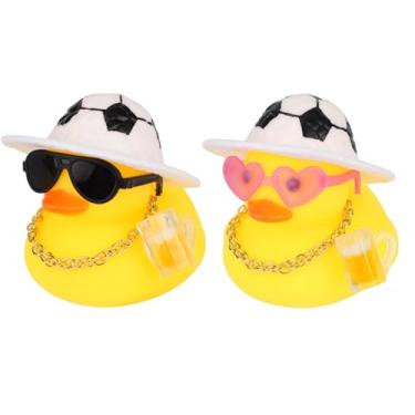 Imagem de Conjunto de 2 Peças Pato de Borracha Painel Carro, Acessórios para Carro com Chapéu Futebol, Caneca Cerveja, Colar e Óculos Sol Decoração Divertida e Legal para Casa (2 Estilos)
