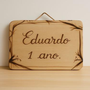 Imagem de Placa Decorativa de Madeira Pirografada Personalizável com Suporte em Couro Amadeirado 26x36cm