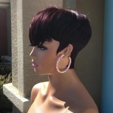 Imagem de PurpleSexy Perucas de cabelo humano corte Pixie em camadas curtas com franja chique elegante corte Pixie perucas para mulheres negras cor avermelhada 99J para uso diário sem cola cabelo humano virgem
