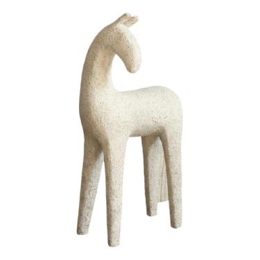 Imagem de BLWOTMOR Estatueta de Cavalo em Resina, Escultura Ornamental de Animal, Decoração Moderna E Criativa, Ideal para Escritório, Casa, Sala de Estar E Presente de, Bege Grande, Tamanho real