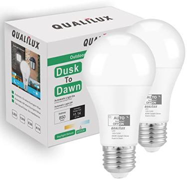Imagem de QUALILUX Lâmpadas de LED ao ar livre, 9,5W 850 Lumen, equivalente a 60W, A19 E26, sensor de fotocélula integrado, lâmpadas inteligentes liga/desliga automáticas, pode usar fechado, 6000K Daylight Deluxe, pacote com 2
