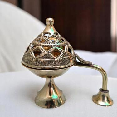 Imagem de Brass Dhoop Dani | Suporte Bakhoor | Queimador Loban | Suporte de incenso para Pooja e Meditação | Latão Artesanal, 120 g | Ferramenta de Fragrância Doméstica para Aromaterapia e Uso Espiritual