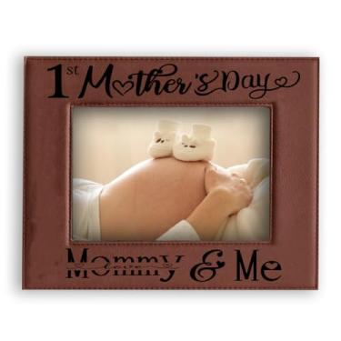 Imagem de ORIGACH Moldura de couro gravada 1ST Dia das Mães para pendurar / mesa Mommy & Me Porta-retrato de couro para mãe pela primeira vez, mamãe, pai de recém-nascido – Serve para fotos de 12,5 x 17,8 cm