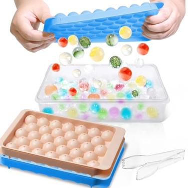 Imagem de WELKOR Pacote com 2 bandejas de gelo com tampa e recipiente de armazenamento, 66 peças de moldes empilháveis de gelo para freezer com pinças de gelo para freezer, mini máquina de gelo sem BPA para