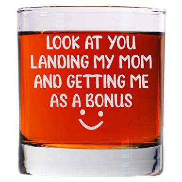 Imagem de CARVELITA Look At You Landing My Mom And Getting Me As A Bonus Copo de Uísque de 325 ml - Vidro Bourbon Rocks Old Fashion - Presentes Bônus para Pai - Presentes de Aniversário para Padrasto -
