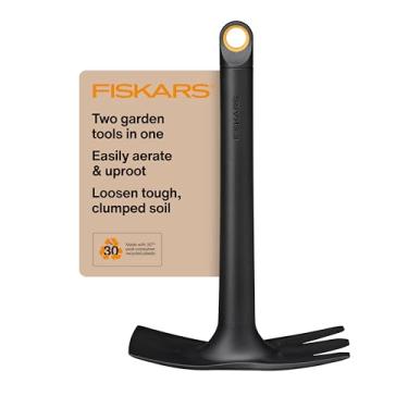 Imagem de Fiskars Enxada ecológica com design de dupla função, lâmina afunilada, dentes de cultivador, cabo ergonômico e estrutura resistente a UV para cuidados com o solo