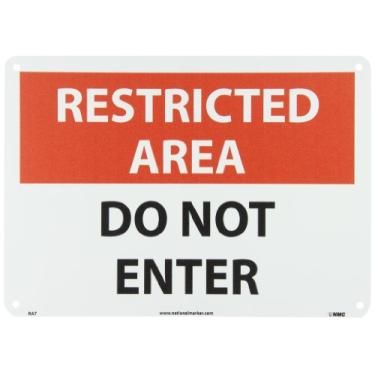 Imagem de NMC Placa de segurança RA7AB, legenda "Área restrita - NÃO entre", 35,5 cm de comprimento x 25,4 cm de altura, alumínio, preto/vermelho sobre branco