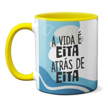 Imagem de Caneca Engraçada A Vida é EITA Atrás de EITA Presente (Amarela)