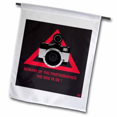 Imagem de 3dRose fl_37715_1 Cuidado com o fotógrafo O cachorro está Ok texto e triângulo vermelho, fundo preto, bandeira de jardim com câmera flash, 30 x 45 cm