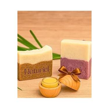 Imagem de Kit Presente Naturiel | Dupla de Sabonetes Naturiel, Rosto&Corpo (Lavanda com Dolamita e Argila Rosa com Capim-Limão) + Lip Balm Natural, Vegano, Hidratante e Sensorial (Hotelã-Pimenta)