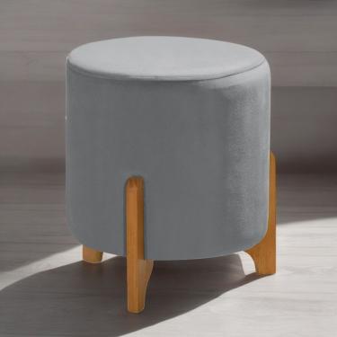 Imagem de Puff Banqueta Luxor Redondo com Assento em Espuma e Revestimento em Veludo Cinza para Salas e Recepção