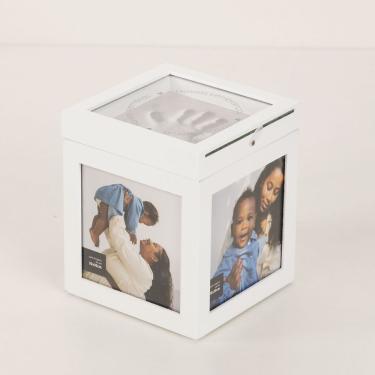 Imagem de Porta-retrato Caixa Mão de Bebê para Até 3 Fotos 10CM X 10CM com Espaço para Lembranças em MDF, Vidro e Argila