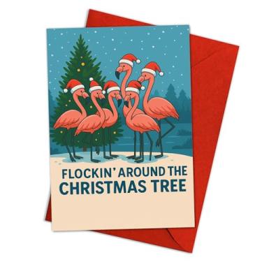 Imagem de Flocagem ao redor da árvore de Natal, saudação de férias tropicais hilárias para amigos ou colegas de trabalho, cartão de humor de Natal de flamingo rosa com chapéus de Papai Noel e envelope vermelho