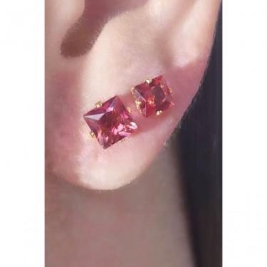 Imagem de Brinco Floratta Joias Duo Quadrado de Zircônias Vermelhas Banhado em Ouro 18K Pequeno 0,7CM e Grande 1CM Vermelho