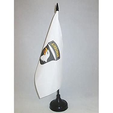 Imagem de Bandeira de mesa EUA Airborne com águia branca 12 cm x 20.3 cm - EUA - Bandeira de mesa do exército americano 21 x 14 cm - Bastão e base de plástico preto - Drapeau USA Airborne Blanc avec Aigle AZ