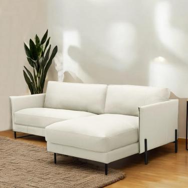 Imagem de Sofá Decorativo Karine 3 Lugares Sala de estar 230cm com Chaise Pés em Aço Couro Off White G88 - Gran Belo