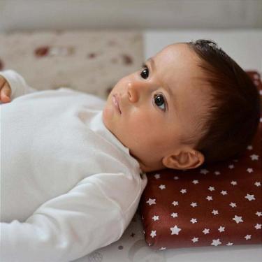 Imagem de Travesseiro Antissufocante Bublim Petit - Estrelas Marrom para Bebê