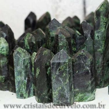 Imagem de Cristais Naturais de Epidoto na Matriz - 1kg de Pontas Médias Lapidada