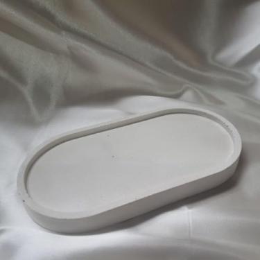 Imagem de Kit Bandeja Decorativa Oval Granilite Marmorizada Multiuso Porta Jóias Velas e Acessórios Bandeja Organizadora em Concreto Impermeável para Banheiro e Escritório (Off White)
