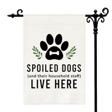 Imagem de Bandeira de jardim de cães cães mimados e sua equipe doméstica vivem aqui bandeira de quintal bem-humorada dupla face com design de impressão de pata brincalhão bandeiras decorativas ao ar livre para
