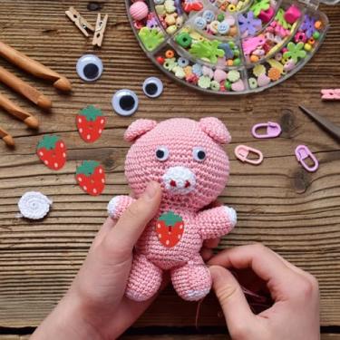 Imagem de 100 peças de botões de madeira em forma de morango vermelho fofo botões de costura tema de frutas roupas suprimentos de decoração para saias, luvas, suéteres, chapéus, cachecóis, scrapbooking