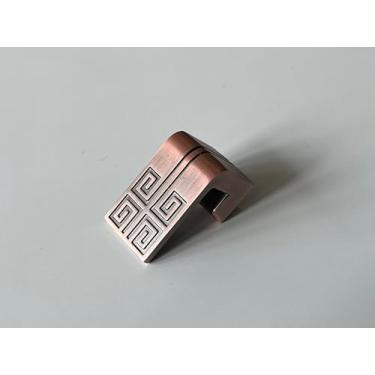 Imagem de Puxadores e puxadores de gaveta e armário SA Home Products. Puxadores de móveis feitos de liga de zinco, forma quadrada, design romano antigo, cor marrom café suave, orifício único. #709CBSP10 (marrom