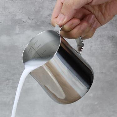 Imagem de EIKS Copo medidor de aço inoxidável, jarro de espuma de leite com alça, bico de despejo e escala de 350 ml