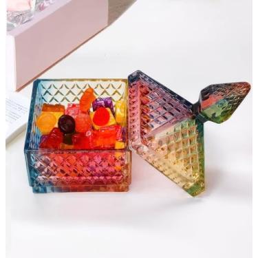 Imagem de LWXPAIYY Prato de vidro colorido com tampa 255 g, pote de doces vintage colorido com tampa, tigela de doces em relevo arco-íris com tampas para mesa de centro decorativa de mesa de escritório (cor )