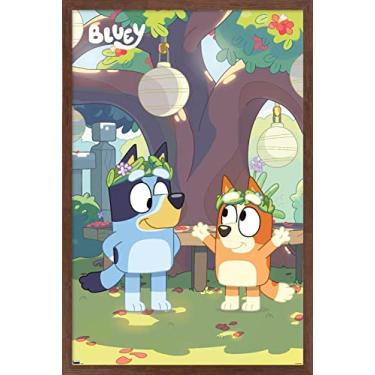 Imagem de Trends International Pôster de parede Bluey-Duo, 56,8 cm x 86,3 cm, versão emoldurada em mogno