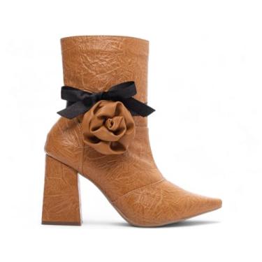 Imagem de BOTA BICO FINO FEMENINA CANO MÉDIO TORRICELLA COR CARAMELO,PULSEIRA REMOVÍVEL COM FLOR NA COR CARAMELO, TIRA EM CETIM PRETO, NÚMERO 34