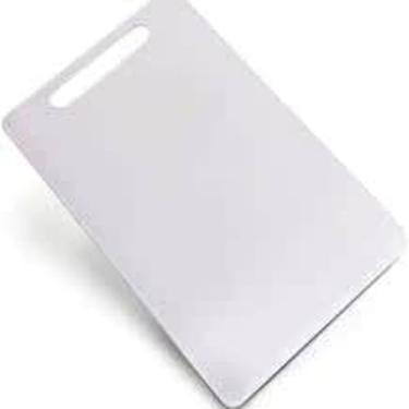 Imagem de Tábua de Corte Retangular em Plástico Branco 37x23cm Superfície Lisa para Alimentos Material Resistente Fácil Limpeza Ideal para Cozinha cortar carne alimentos diversos oimo aliado no dia a dia