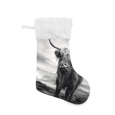 Imagem de ATTX Meias de Natal engraçadas de vaca Highland, suportes de presente brancos de pelúcia para decorações de festas de fim de ano (17,7 polegadas, pacote com 2) #273