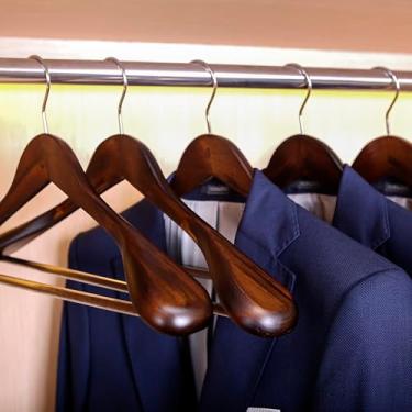Imagem de JS HANGER Cabides de madeira – pacote com 6 – cabides de madeira, cabides de jaqueta, agasalhos, camisa, acabamento brilhante com ombro extra-largo, ganchos giratórios de 360 graus e barra
