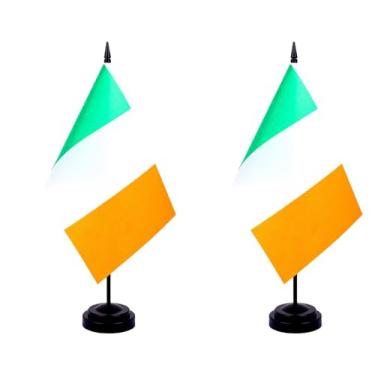 Imagem de JBSJBS Bandeira de mesa da Irlanda 30,5 cm conjunto de luxo bandeiras irlandesas bandeiras irlandesas mini bandeiras de mesa de escritório da Irlanda com base de suporte preto decorações de mesa