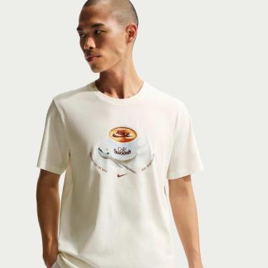 Imagem de Camiseta Nike Sportswear Café Swoosh Mug Unissex-Unissex