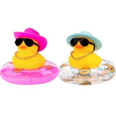 Imagem de wonuu Pato de borracha de carro 2 peças de pato decoração de carro painel ornamento de carro para painel de carro acessórios de decoração com mini anel de natação chapéu de sol colar óculos de sol, chapéu de sol azul e chapéu de cowboy rosa e transparente