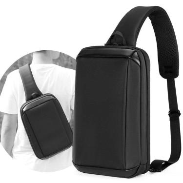 Imagem de Mochila Slim Preta Transversal Com Compartimento Para Tablet E Design Moderno