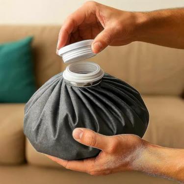 Imagem de Bolsa Térmica de Gelo, Design Ondulado em Cinza, Reutilizável para Terapia Fria e Alívio da Dor, com Tampa de Rosca