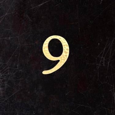 Imagem de BWRMHME Letras e números autoadesivos de latão sólido com textura de estria maleolar – Alfabeto de metal de 4,5 cm de ouro antigo para porta, parede, placa de sinalização de caixa de correio, rua e